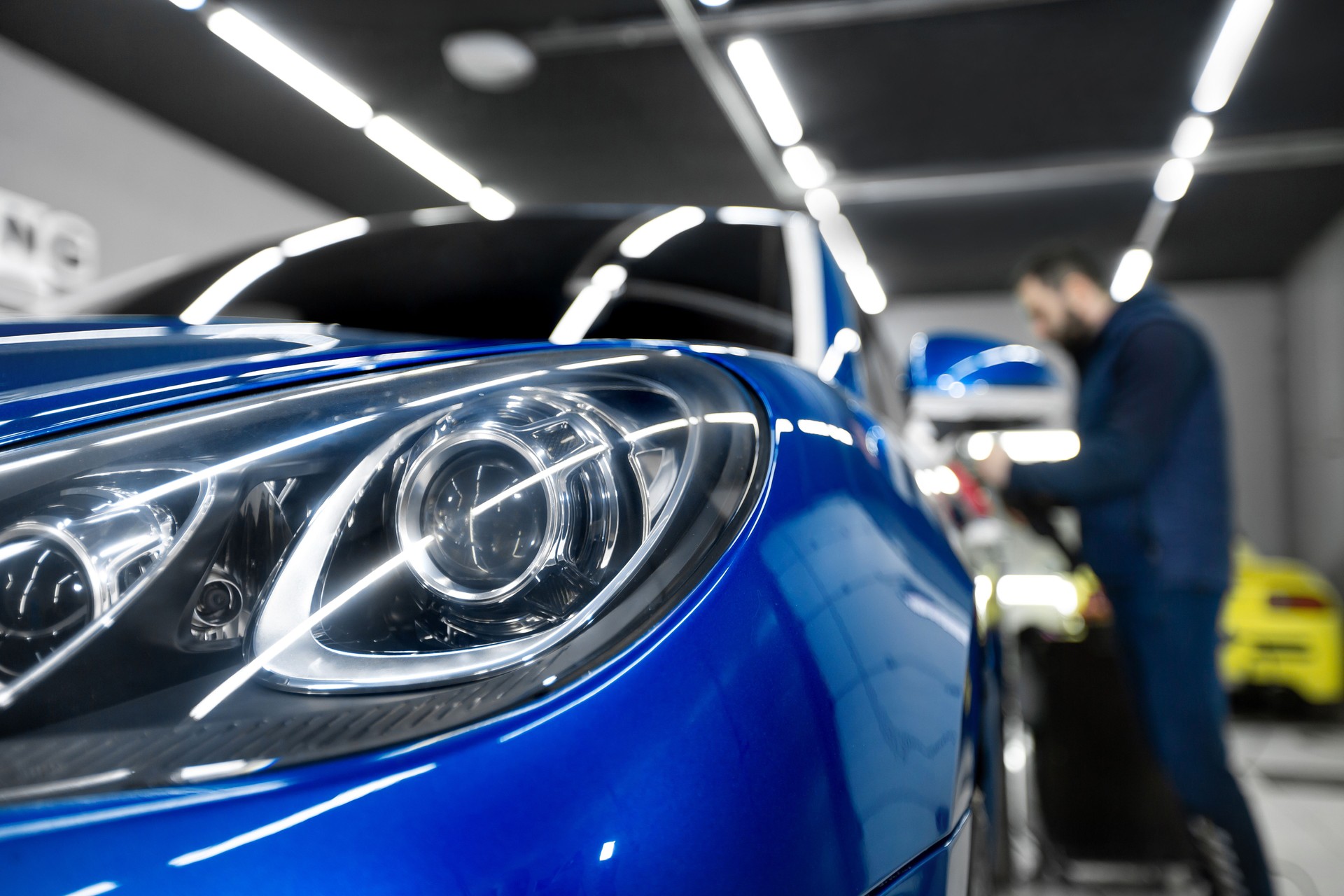 Detailing of the car - Protection of the front headlights with insulating tape.